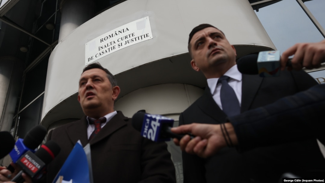 George Simion (în dreapta) și avocatul Gheorghe Piperea, europarlamentar din partea AUR, în fața Înaltei Curți de Casație și Justiție, miercuri, 11 decembrie 024.