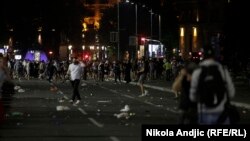 Sukobi demonstranata sa policijom tokom antivladinih protesta u Beograd, 10. jul 2020. 