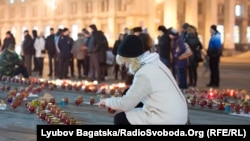 Люди вшановують пам’ять загиблих на Майдані Незалежності у Києві, 24 січня 2015 року