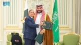 د پاکستان وزیراعظم شهباز شریف او د سعودي عرب وليعهد محمد بن سلمان بن عبدالعزیز - د سېپټېمبر ۱۷مې انځور 