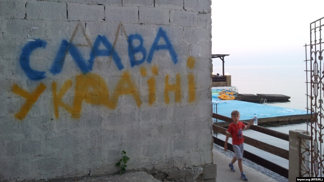 The expression "Slava Ukrayini" ("Glory to Ukraine") has become widely used by Ukrainians in various contexts ever since the Euromaidan protests that began in 2013. (file photo)