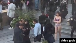 ირანის ხელისუფლებამ დააკავა სტუდენტი ქალი, რომელმაც ქვედა საცვლებამდე ყველაფერი გაიხადა უნივერსიტეტთან, ქუჩაში. თეირანი. 2 ნოემბერი, 2024 წელი