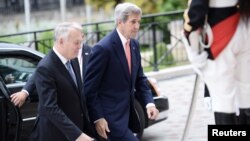 جان کری که برای شرکت در کنفرانس صلح خاورمیانه به پاریس رفته استف به خبر حذف بخشی از ویدئوی این وزارتخانه واکنش نشان داد