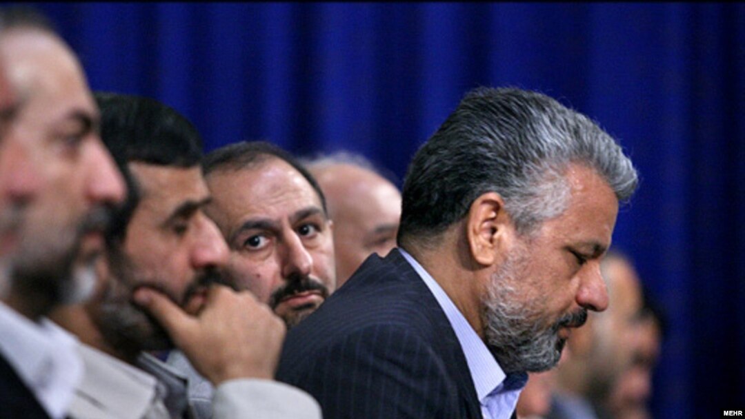 محمد علی آبادی (نفر رو به جلو) همرا با محمود احمدی نژاد، رییس جمهور اسلامی ایران