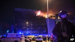 Концертный зал «Крокус Сити Холл» во время атаки и пожара.