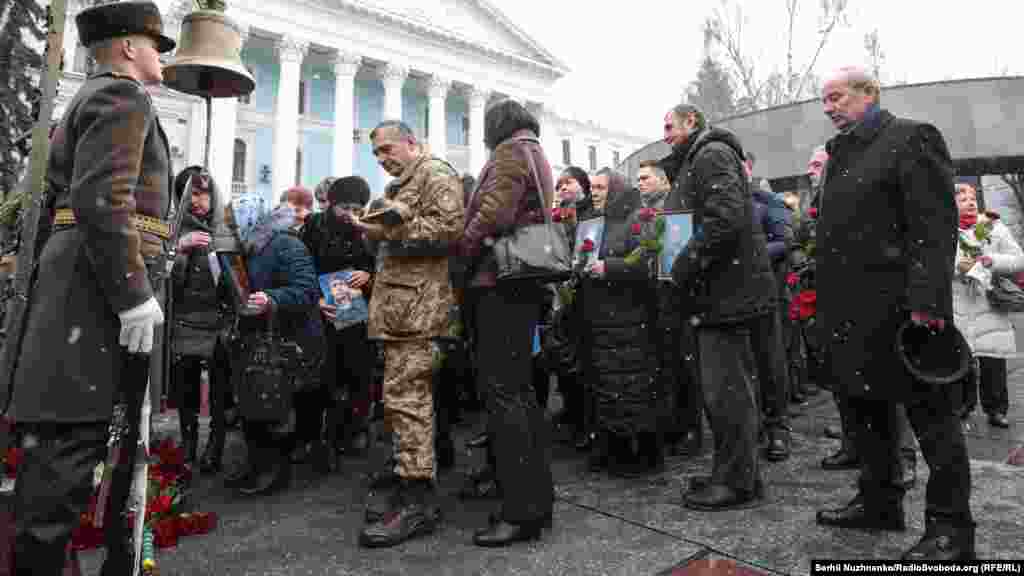 Родини загиблих оборонців ДАПу покладають квіти біля Пам&rsquo;ятного дзвона&nbsp;на території Міністерства оборони України 