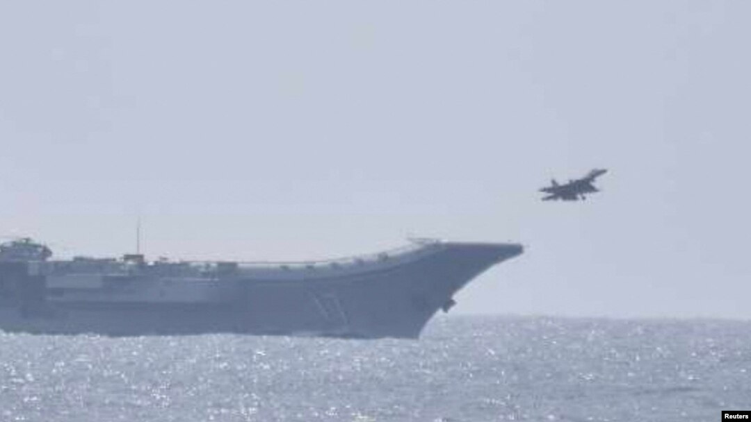 Un avion de vânătoare chinez decolează de pe portavionul chinez Shandong, în Oceanul Pacific, la sud de prefectura Okinawa, Japonia. Fotografie difuzată de Biroul Statului Major Întrunit al Ministerului Apărării din Japonia, pe 10 aprilie 2023.
