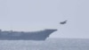 Un avion de vânătoare chinez decolează de pe portavionul chinez Shandong, în Oceanul Pacific, la sud de prefectura Okinawa, Japonia. Fotografie difuzată de Biroul Statului Major Întrunit al Ministerului Apărării din Japonia, pe 10 aprilie 2023.