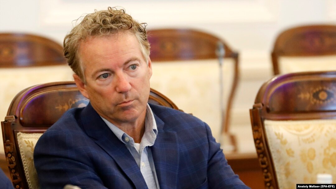 Senatorul Rand Paul a susținut în argumentația cu care a blocat cele 40 de miliarde USD ajutor pentru Ucraina că aceste cheltuieli trebuie drastic verificate. Aici la o întâlnire cu guvernatorul din Sankt Petersburg în timpul unei vizite de trei zile în Rusia, în august 2018. 