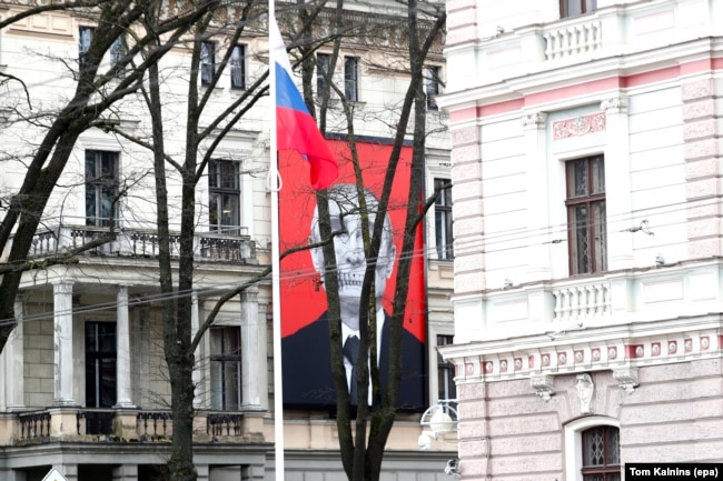 Стилізований плакат із зображенням «черепа смерті» президента РФ Володимира Путіна на фасаді Музею історії медицини перед будівлею російського посольства, Рига, Латвія, 17 березня 2024 року