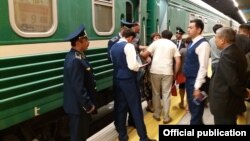 Душенбеден Астанага келген жүргүнчүлөр.