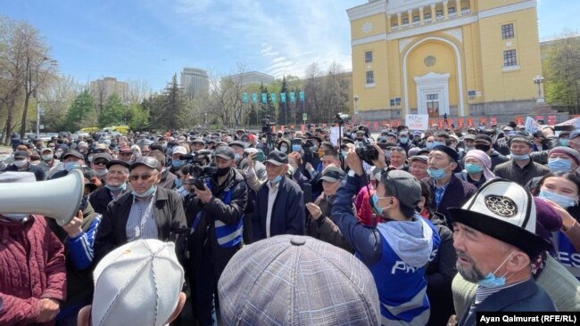 Участники земельного митинга в Алматы. 24 апреля 2021 года.
