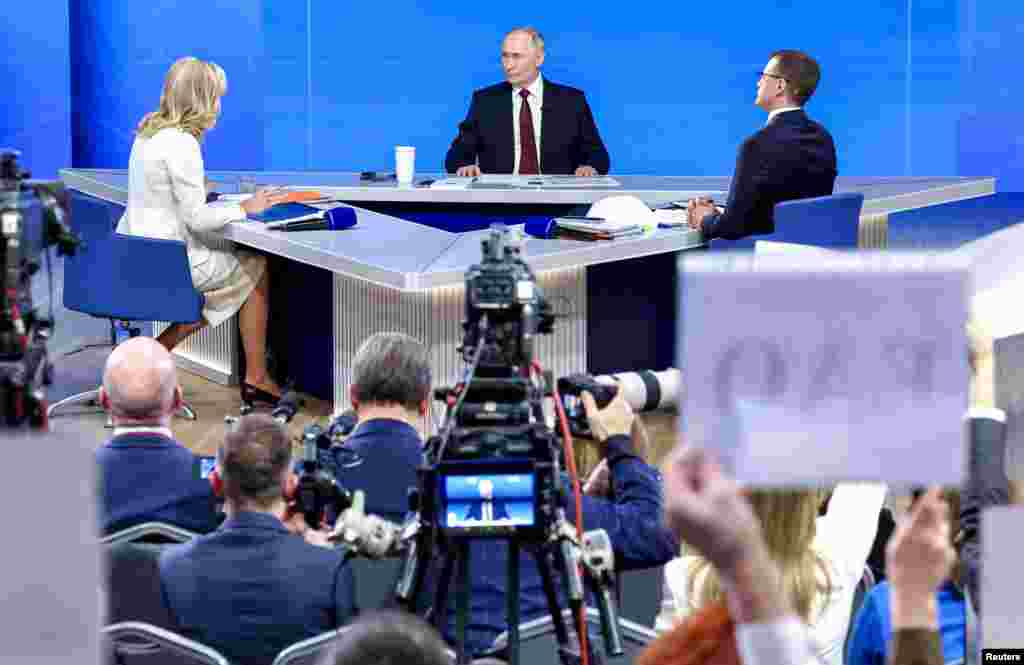 Президент России Владимир Путин принимает участие в своей ежегодной итоговой пресс-конференции в Москве, Россия, 19 декабря 2025 года. Sputnik/Alexander Kazakov