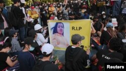 Демонстранти вшановують першої загиблої учасниці протестів, вбитої у Найп’їто 19 лютого, Янгон, 20 лютого 2021 року