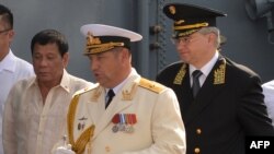 Prezident Duterte, rusiyalı səfir Igor Khovayev və admiral Eduard Mikhailov.