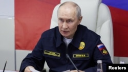 Ruski predsednik Vladimir Putin posmatra vojne vežbe ruske Pacifičke flote u oblasti Sahalina 12. avgusta.