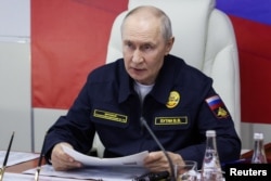 Президент Росії Володимир Путін проводить нараду на борту ракетного крейсера «Варяг». Сахалінська область, 12 серпня 2026 року