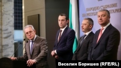 От ляво надясно: Йордан Цонев от "ДПС - Ново начало", Драгомир Стойнев от БСП, Делян Добрев от ГЕРБ и министърът на младежта и спорта Иван Пешев от БСП, 26 ноември 2025 г.