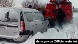 Рятувальники визволяють із заметів транспорт, Одеська область, 8 січня 2017 року
