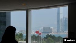 Kineska i zastava Hong Konga vide se sa prozora zgrade Zakonodavnog savjeta Hong Konga, 11. mart 2021.