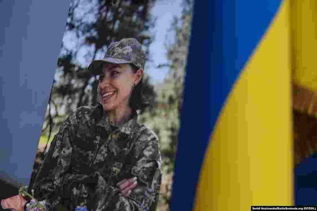 До ЗСУ дівчина долучилася  у червні 2024 року. До служби працювала у кіноіндустрії як продюсерка й кастинг-директорка