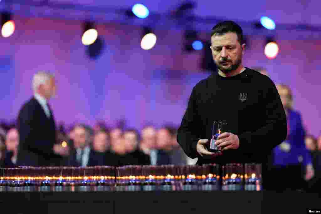 Președintele Ucrainei, Volodimir Zelenski, depune o lumânare la ceremonia de comemorare a eliberării lagărului de concentrare și exterminare nazist Auschwitz-Birkenau din Brzezinka, Polonia, 27 ianuarie 2025. Strămoșii președintelui Zelenski au fost omorâți în lagărele de concentrare naziste. La invadarea totală a Ucrainei, care a avut loc pe 24 februarie 2022, regimul de la Kremlin și-a justificat invazia prin intenția de a &bdquo;denazifica&rdquo; Ucraina și conducerea sa.&nbsp;