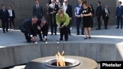 Angela Merkel polaže cveće na Spomenik ubijenim Jermenima, Jerevan