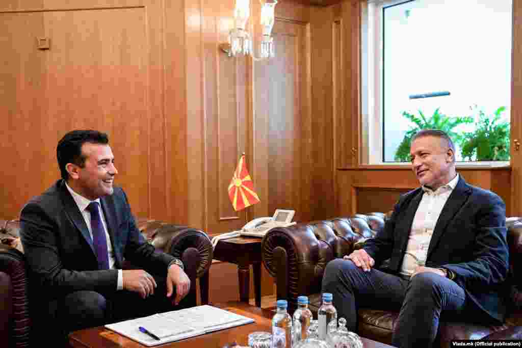МАКЕДОНИЈА - Поранешниот претседател на СДСМ и поранешен претседател на Македонија, Бранко Црвенковски, вели дека ставовите и тезите искажани во интервјуто на премиерот Зоран Заев за бугарската агенција БГНЕС предизвикаа и ќе предизвикуваат тешки и долгорочни последици за македонскиот народ и македонската држава. Црвенковски, во изјава испратена до медиумите, вели дека е направена огромна и непоправлива штета и најавува дека ќе го замрзне членството во СДСМ додека партија не се огради од ваквите ставови.