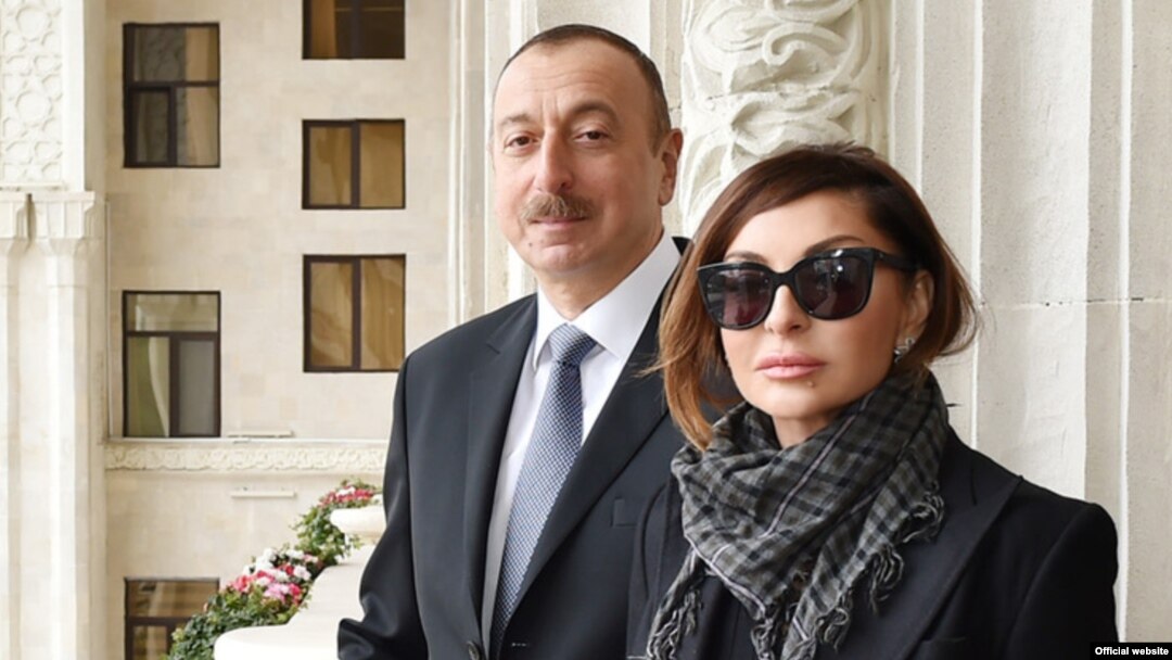 Azerbaijan -- Azerbaijani President Ilham Aliyev and his wife Mehriban visit administrative building of Azerbaijani Railways, Baku, February 10, 2017 