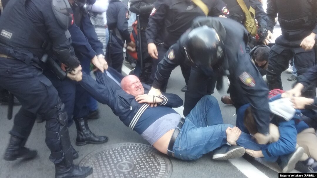 Задержание депутата Законодательного собрания Санкт-Петербурга Максима Резника 