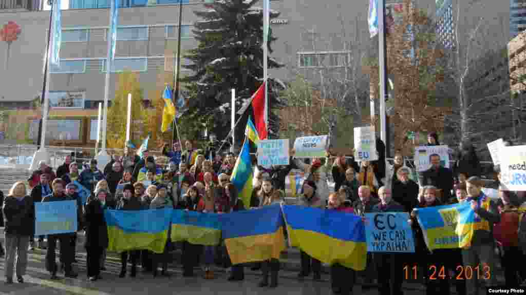 Євромайдан в канадському місті Едмонтон (Канада), 24 листопада 2013 року (фото: Михайло Вовк)