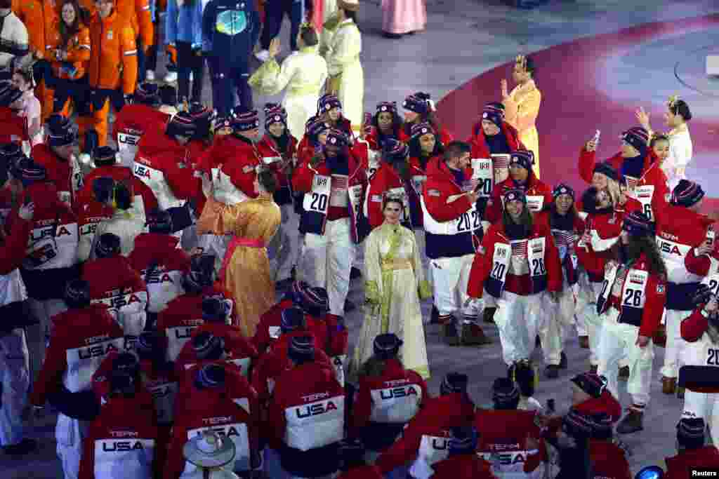 У цырымоніі закрыцьця браў удзел і мэр Вэроны Дам'яна Тамазі, былы прафэсійны футбаліст, які гуляў за зборную Італіі на летніх Алімпійскіх гульнях 1996 году ў Атланце. На здымку парад цяперашніх алімпійцаў.