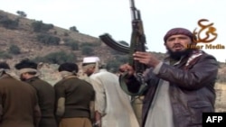 Член пакистанской ячейки Талибана с заложниками. Иллюстративное фото. 23 января 2012 года.