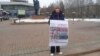 Сыктывкар: жительница вышла в пикет в поддержку уволенного за посты учителя
