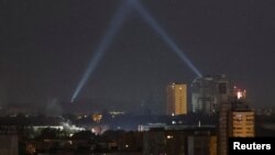 Zyrtarët ushtarakë ukrainas identifikojnë dronët në qiell përmes dritave të fuqishme. Fotografi e 29 gushtit.