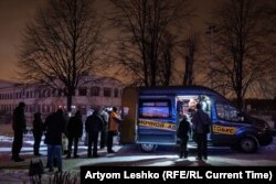 Lekari volonteri obično pomažu beskućnicima u Noćnom autobusu.