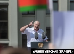 Александр Лукашенко выступает на митинге перед своими сторонниками