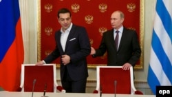 Greek Prime Minister Alexis Tsipras (left) and Russian President Vladimir Putin in the Kremlin in Moscow on April 8