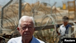  Джими Кртър край преграда, издигната от Израел в Западния бряг. Снимката е от 2009 година 