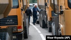  Local Serbs blocking the road leading to the northern Kosovo border crossing of Jarinje.