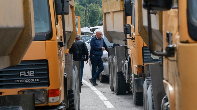 Policia e Kosovës thotë se bllokadat në veri janë përforcuar me zhavorr