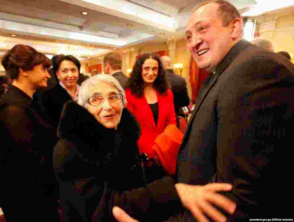 Foto: Giorgi Margvelashvili vətəndaşlarla görüşdə.&nbsp; 