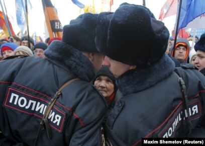 Қарап тұрған киска