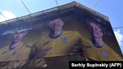 Kijevi plakáton reklámozzák az ukrán válogatottat az új mezben, 2021. június 7-én