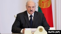 Лукашенко також заявив, що в країні «намагаються розгойдати трудові колективи»