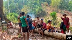 Беженцы, покинувшие районы боев, временно живут в джунглях. Мьянма, архивное фото.