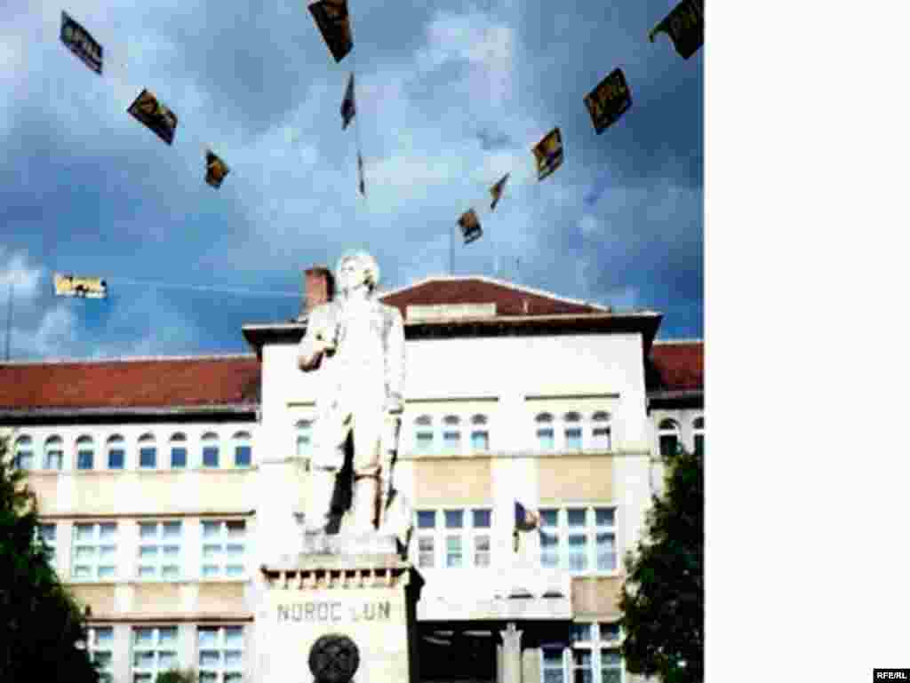 Istorii electorale românești: PNL trage pe sfori ”Statuia minerului” din Piata Revolutiei (Baia Mare, 2000) - Fotos by Angela Miclea