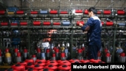 یک کارگر ایرانی در کارخانه ریسندگی 