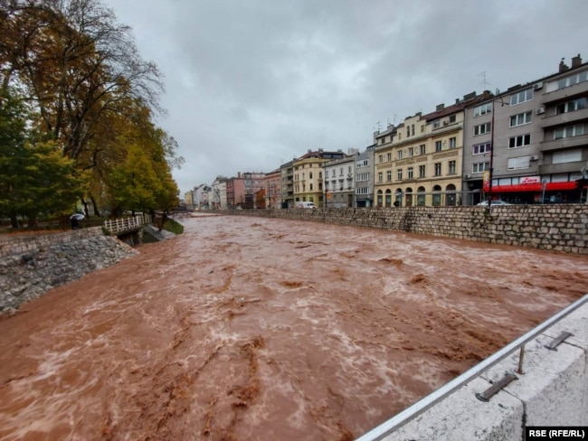 Nabujala rijeka Miljacka u centru Sarajeva, 5 novembra 2021.