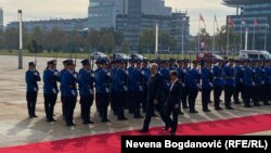 Premijerka Srbije dočekala je 3. novembra premijera Crne Gore ispred Palate Srbija uz smotru garde i intoniranje himni dve države.